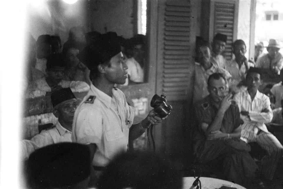 Een TNI majoor spreekt de bevolking bij Poerwakarta toe, Bestanddeelnr 3234
