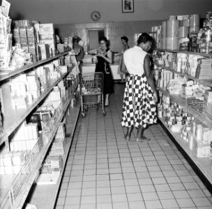 Een supermarkt in Willemstad, Bestanddeelnr 252-2905