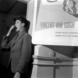 Een suppoost gaapt, Bestanddeelnr 900-8944