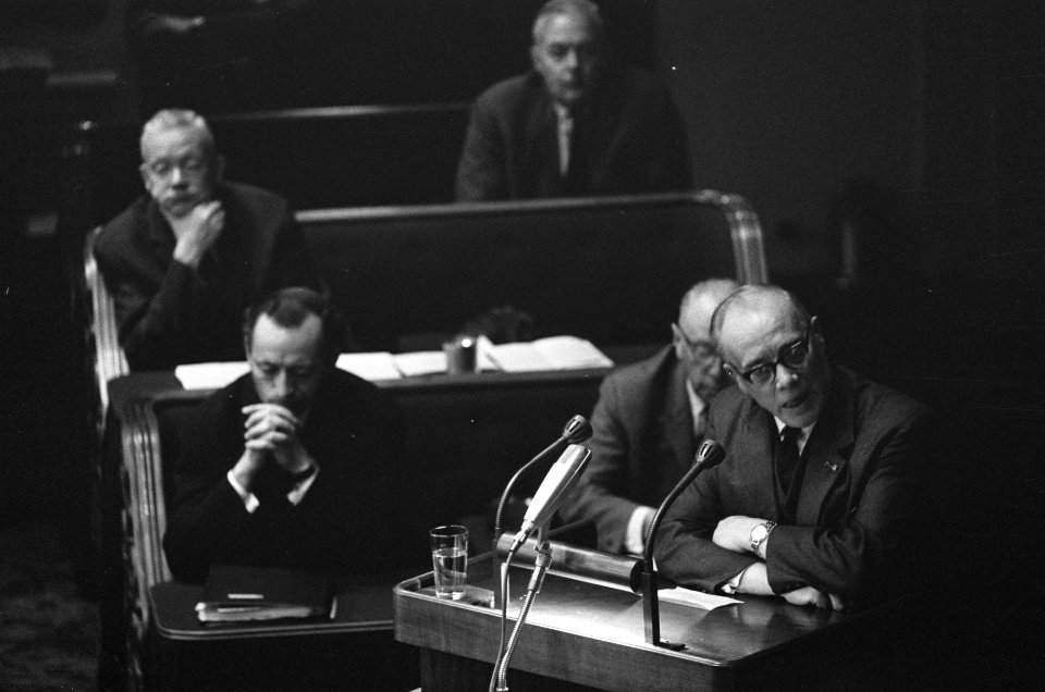 Een van de parlementsleden voert het woord, Bestanddeelnr 919-6425