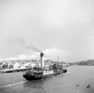 Een tanker San Ca... uit Londen in de haven van Willemstad op Curaçao, Bestanddeelnr 252-7210