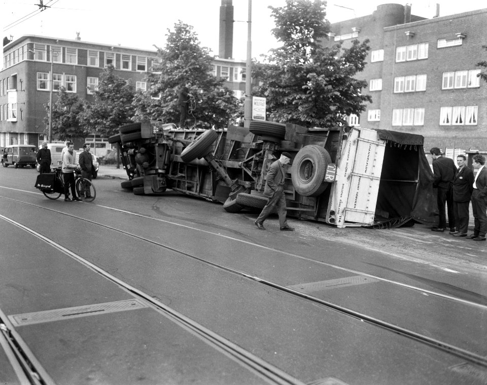 Een vijfentwintig-tons vrachtwagen uit bocht gevlogen op Amsteldijk bij Berlageb, Bestanddeelnr 919-1506