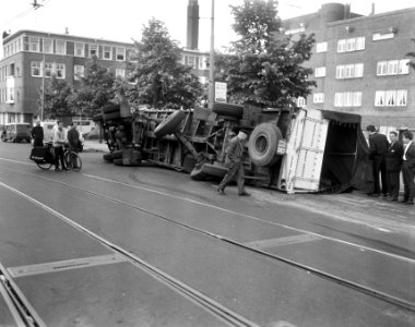 Een vijfentwintig-tons vrachtwagen uit bocht gevlogen op Amsteldijk bij Berlageb, Bestanddeelnr 919-1506