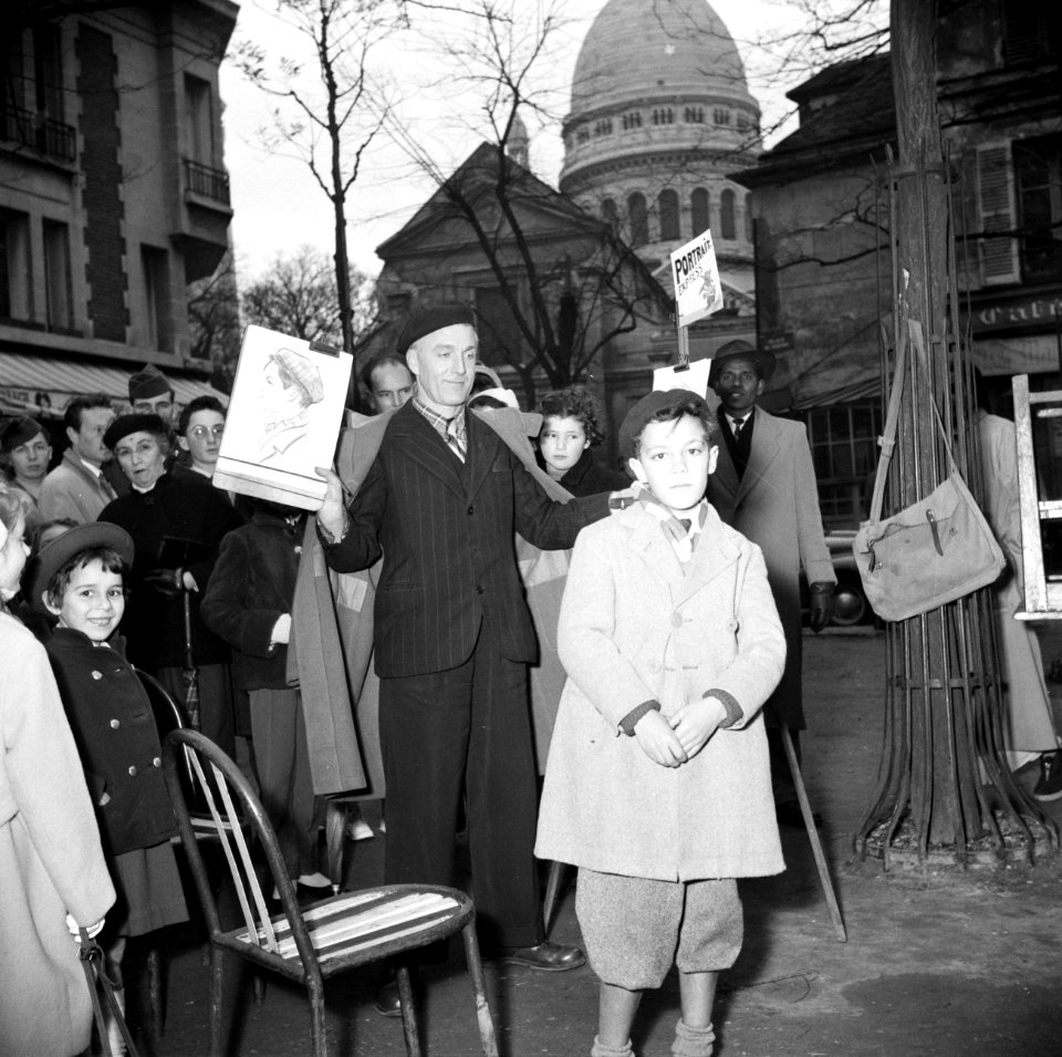 Een tekenaar op Montmartre toont het portet dat hij van een jongeman gemaakt hee, Bestanddeelnr 254-0223
