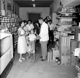 Een supermarkt in Willemstad, Bestanddeelnr 252-2902