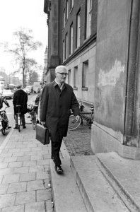 Een van de getuige-deskundigen prof. dr. J.G. Bomhoff arriveert bij de rechtban, Bestanddeelnr 919-7035