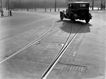 Een taxi rijdt over de tramrails met op de achtergrond de Hofvijver, Bestanddeelnr 189-1161