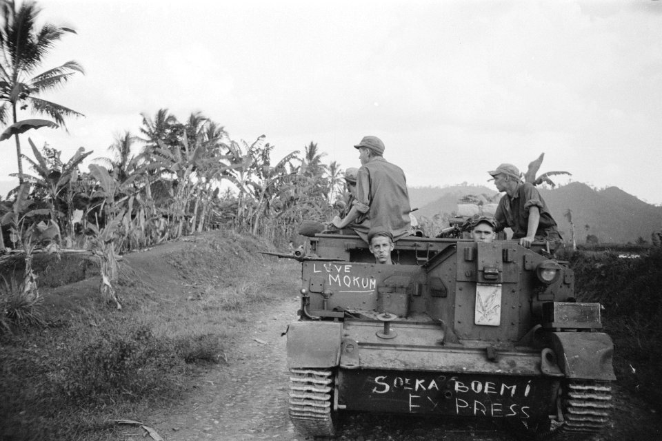 Een Universal Carrier met opschriften ¨Soekaboemi Express¨en ¨Live Mokum¨, Bestanddeelnr 278-3-4