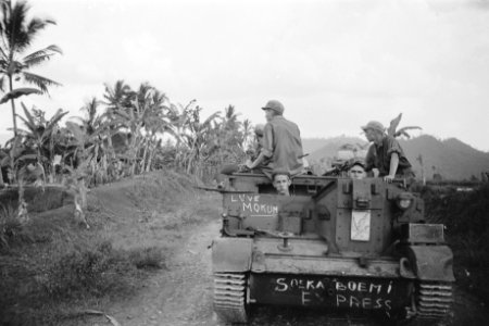 Een Universal Carrier met opschriften ¨Soekaboemi Express¨en ¨Live Mokum¨, Bestanddeelnr 278-3-4