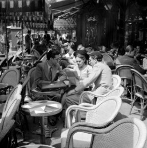 Een terras in Parijs, met studenten, Bestanddeelnr 254-2108