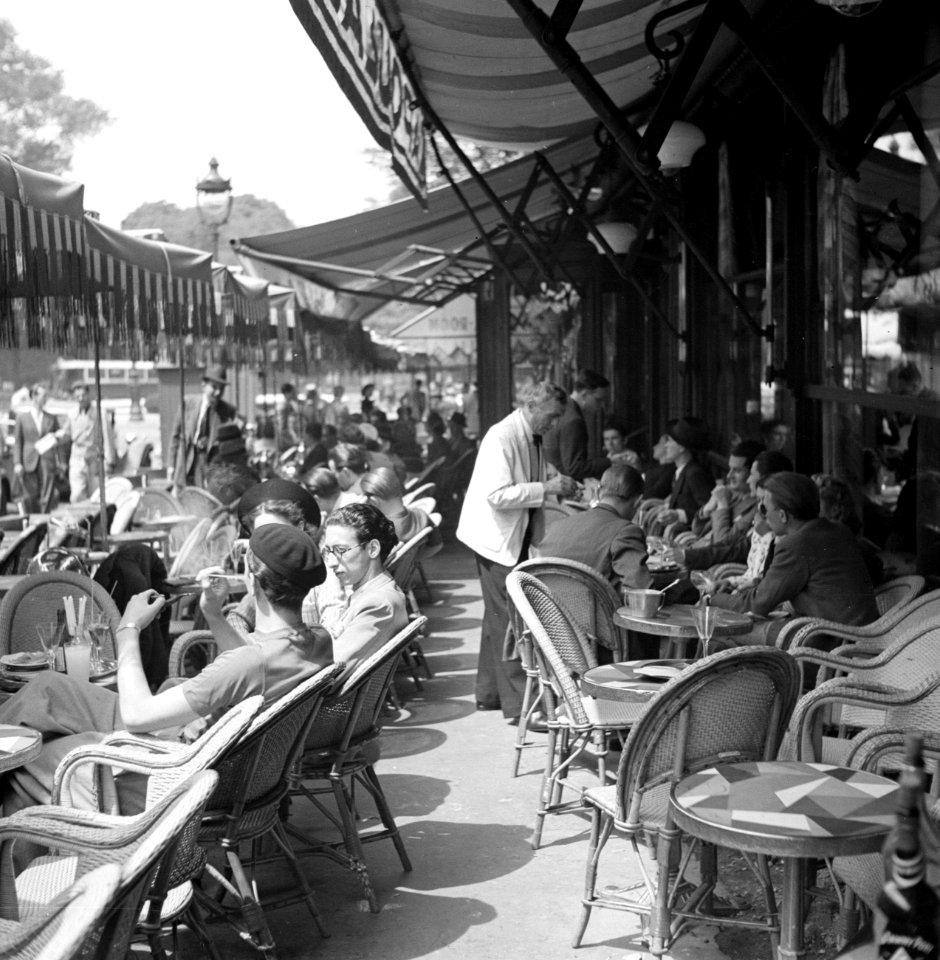 Een terras in Parijs, met studenten, Bestanddeelnr 254-2105