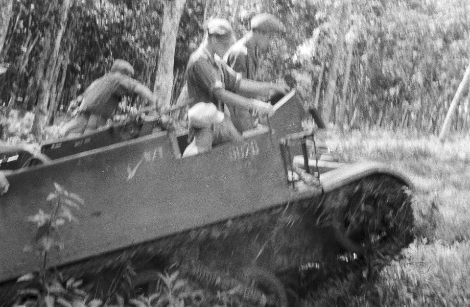 Een Universal Carrier, Bestanddeelnr 477-1-1