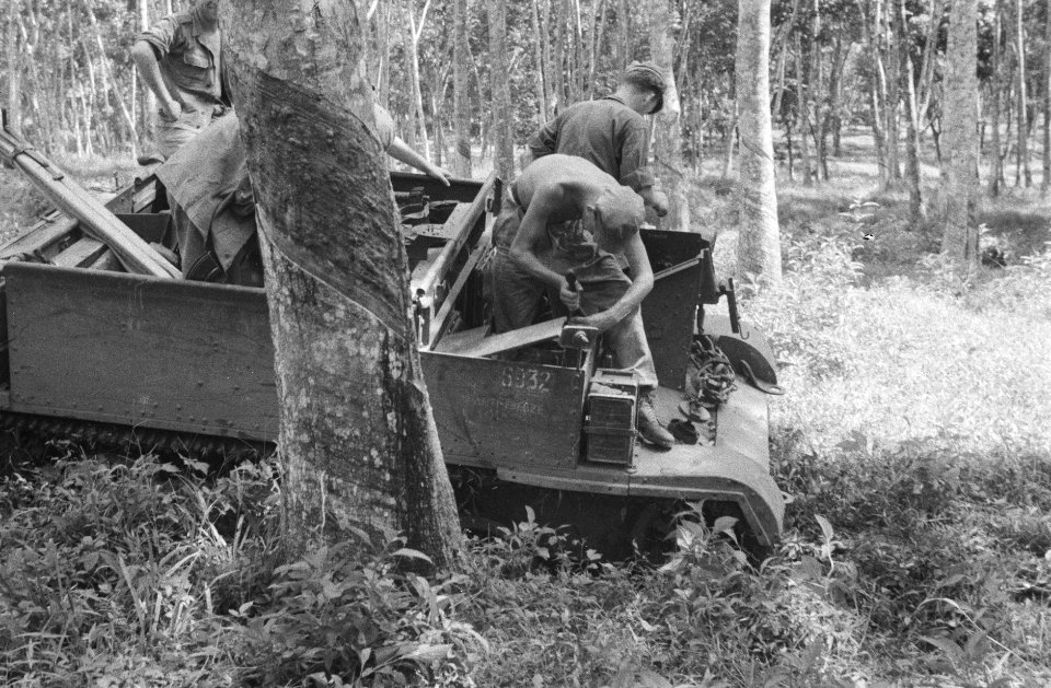 Een Universal Carrier in een rubberplantage, Bestanddeelnr 477-1-2