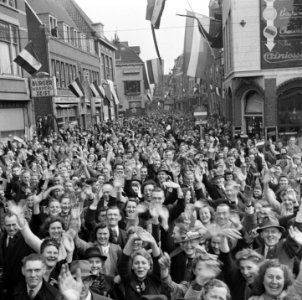 Een uitzinnige menigte verwelkomt de Geallieerden (49e Canadese infanterie divis, Bestanddeelnr 900-2820