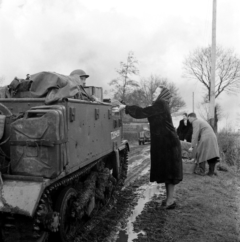 Een Twentse vrouw bij een Britse Brencarrier, Bestanddeelnr 900-2382
