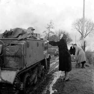 Een Twentse vrouw bij een Britse Brencarrier, Bestanddeelnr 900-2382
