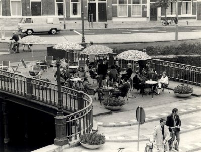 Een terrasje op de Zijlbrug. Aangekocht van fotograaf C. de Boer. Identificatienummer 54-022901, NL-HlmNHA 54022901