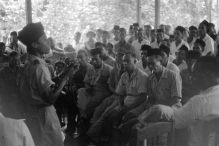 Een TNI majoor spreekt de bevolking bij Poerwakarta toe, Bestanddeelnr 3237
