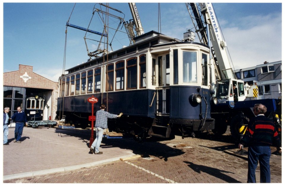 Een tramstel van de Blauwe Tram afkomstig van het Spoorwegmuseum in Utrecht wordt bij het NZH Bedrijfsmuseum afgeleverd