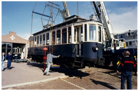 Een tramstel van de Blauwe Tram afkomstig van het Spoorwegmuseum in Utrecht wordt bij het NZH Bedrijfsmuseum afgeleverd