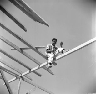 Een timmerman aan het werk bij de voorbereiding van het koninklijk bezoek in Wil, Bestanddeelnr 252-2805