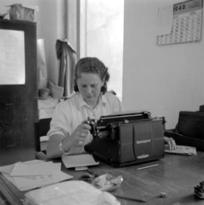 Een typiste aan het werk op het kantoor van de Repatriëringsdienst Indië, Bestanddeelnr 255-6796