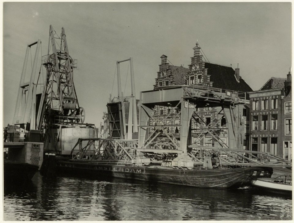 Een transport van de machinefabriek Figee van een kraan bestemd voor de Wilhelminahaven in Dordrecht, bij het passeren van de Gravestenenbrug. NL-HlmNHA 54005538
