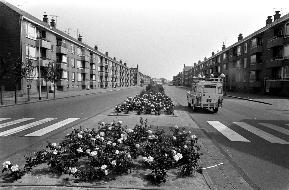 Een verlaten straat tijdens de demontering van de bom, Bestanddeelnr 922-6352