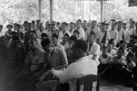 Een TNI majoor spreekt de bevolking bij Poerwakarta toe, Bestanddeelnr 3238