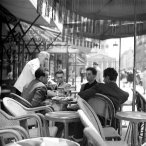 Een terras in Parijs, met studenten en een ober, Bestanddeelnr 254-2110