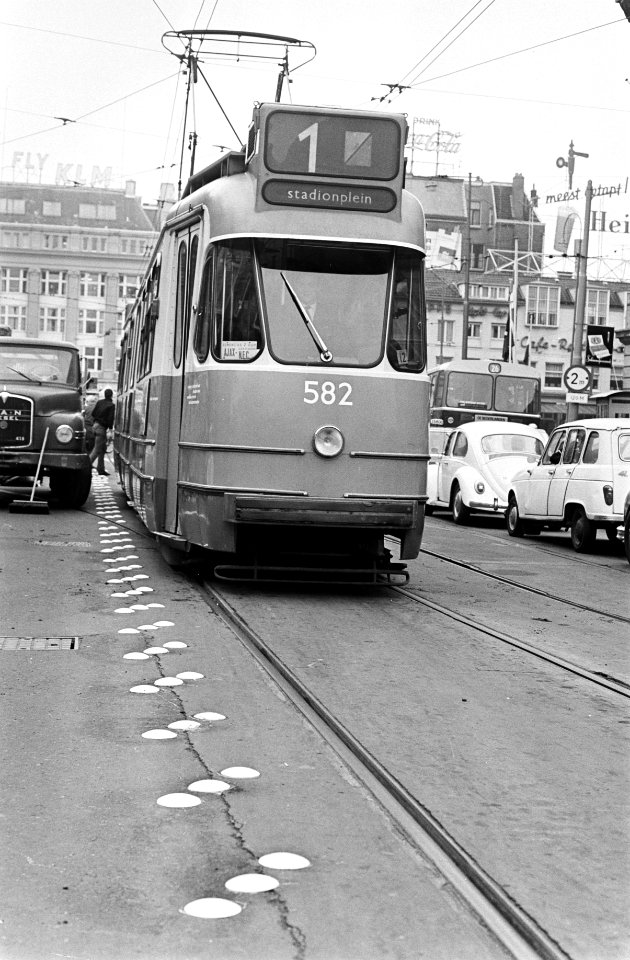 Een tram rijdt voorbij de eierkoekmarkering die langs de trambaan is aangebracht, Bestanddeelnr 921-6834