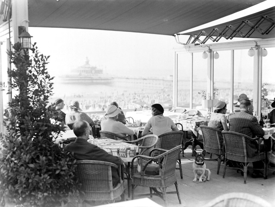 Een terras aan de boulevard in Scheveningen, Bestanddeelnr 189-0770