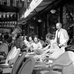 Een terras in Parijs, met studenten en een ober, Bestanddeelnr 254-2114