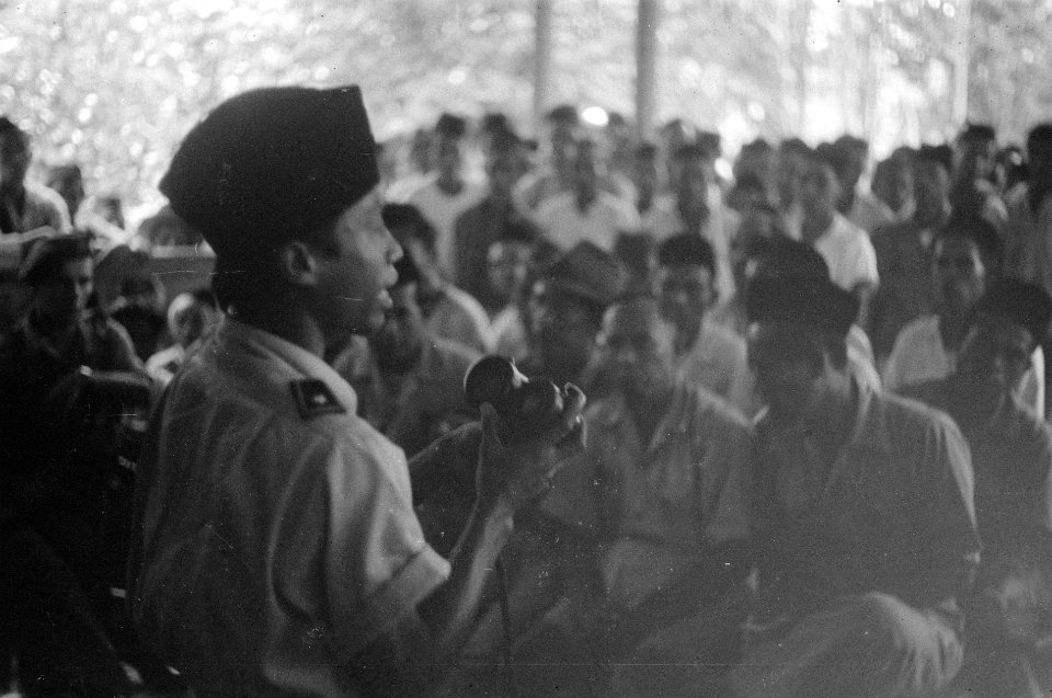 Een TNI majoor spreekt de bevolking bij Poerwakarta toe, Bestanddeelnr 3236