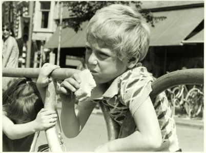 Een vermoeide toeschouwer bij de kindervakantiefeesten op de Grote Markt. NL-HlmNHA 5400467427