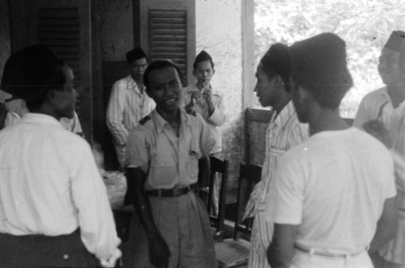 Een TNI majoor spreekt de bevolking bij Poerwakarta toe, Bestanddeelnr 3241