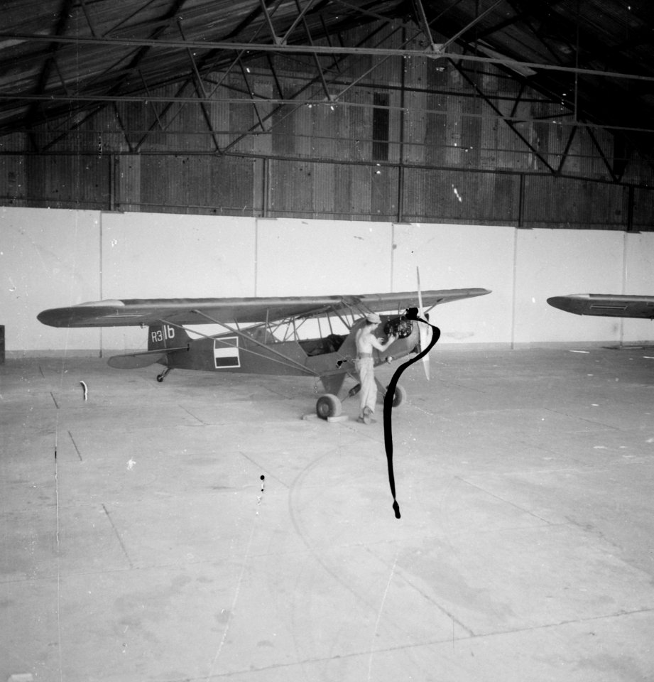Een verkenningsvliegtuig van het type Piper L4-J Cub van het 17 VARWA (Verkennin, Bestanddeelnr 11846