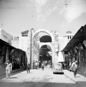 Een van de uiteinden van de suq Hamidieh in Damascus met de boog van de Romeinse, Bestanddeelnr 255-5883