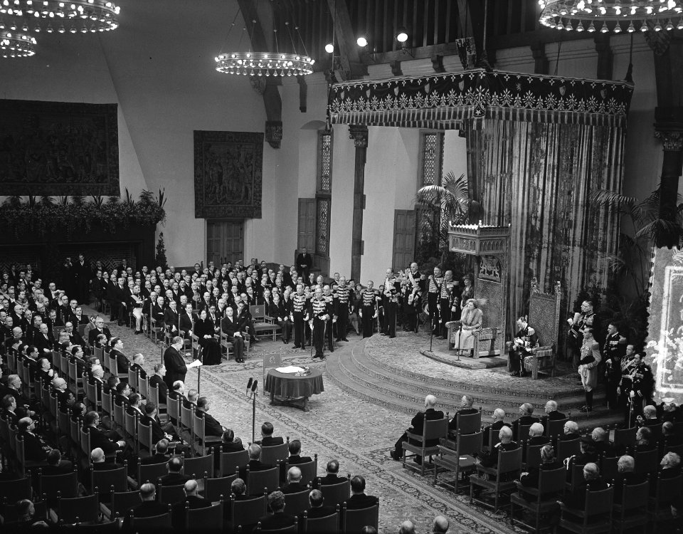 Een van de ministers houdt een toespraak, Bestanddeelnr 906-8929