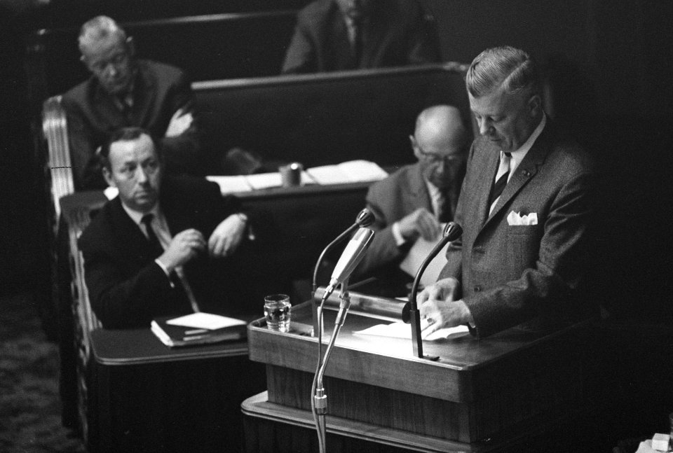 Een van de parlementsleden voert het woord, Bestanddeelnr 919-6426