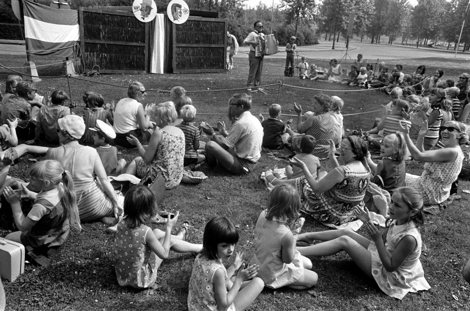 Een van de Kames (clown) tussen de kinderen, Bestanddeelnr 922-6549