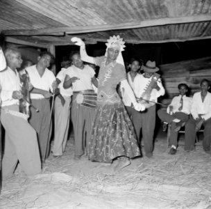 Een verklede man danst op een Hindoestaans feest in Paramaribo, Bestanddeelnr 252-2577