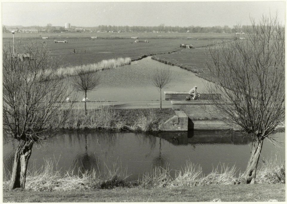 Een van de inundatiesluizen aan de Nieuwe Rijweg, waarmee het land buiten Amsterdam onder water gezet kan worden. NL-HlmNHA 54031726
