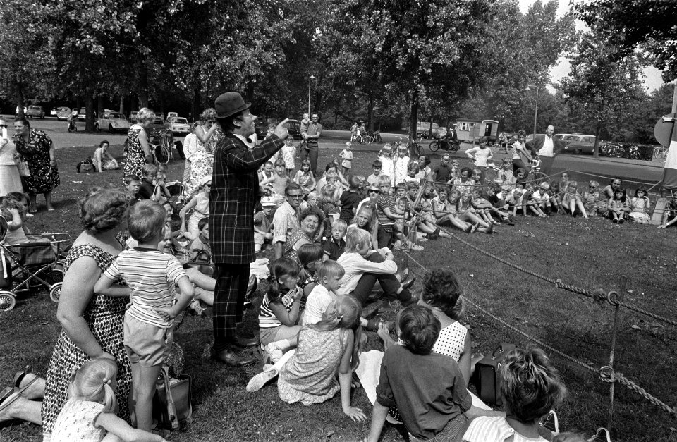 Een van de Kames (clown) tussen de kinderen, Bestanddeelnr 922-6548