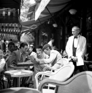 Een terras in Parijs, met studenten en een ober, Bestanddeelnr 254-2106