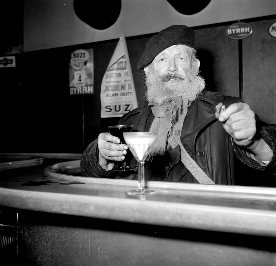 Een van de mannen staat aan de bar, Bestanddeelnr 254-0003