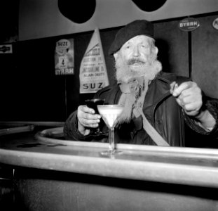 Een van de mannen staat aan de bar, Bestanddeelnr 254-0003