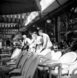 Een terras in Parijs, met studenten, Bestanddeelnr 254-2109
