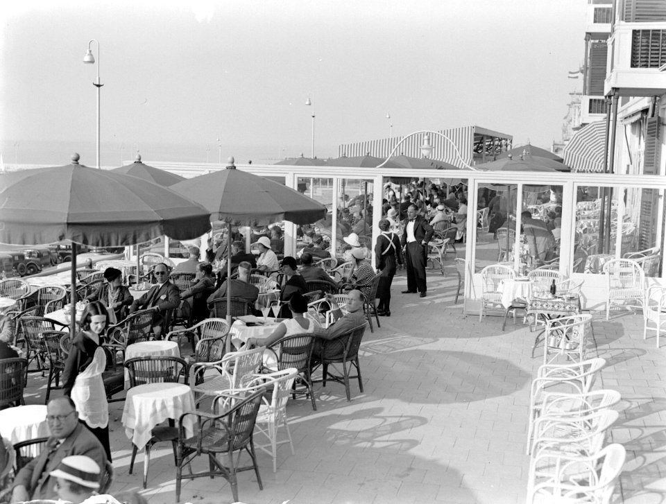 Een terras aan de boulevard in Scheveningen, Bestanddeelnr 189-0769