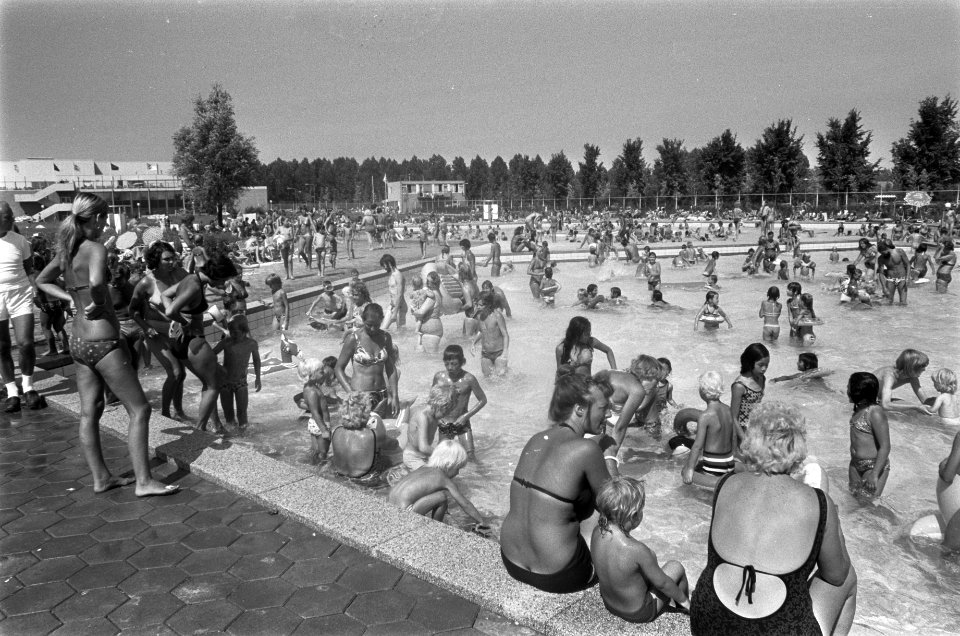 Een vol Sloterparkbad te Amsterdam, Bestanddeelnr 928-0837